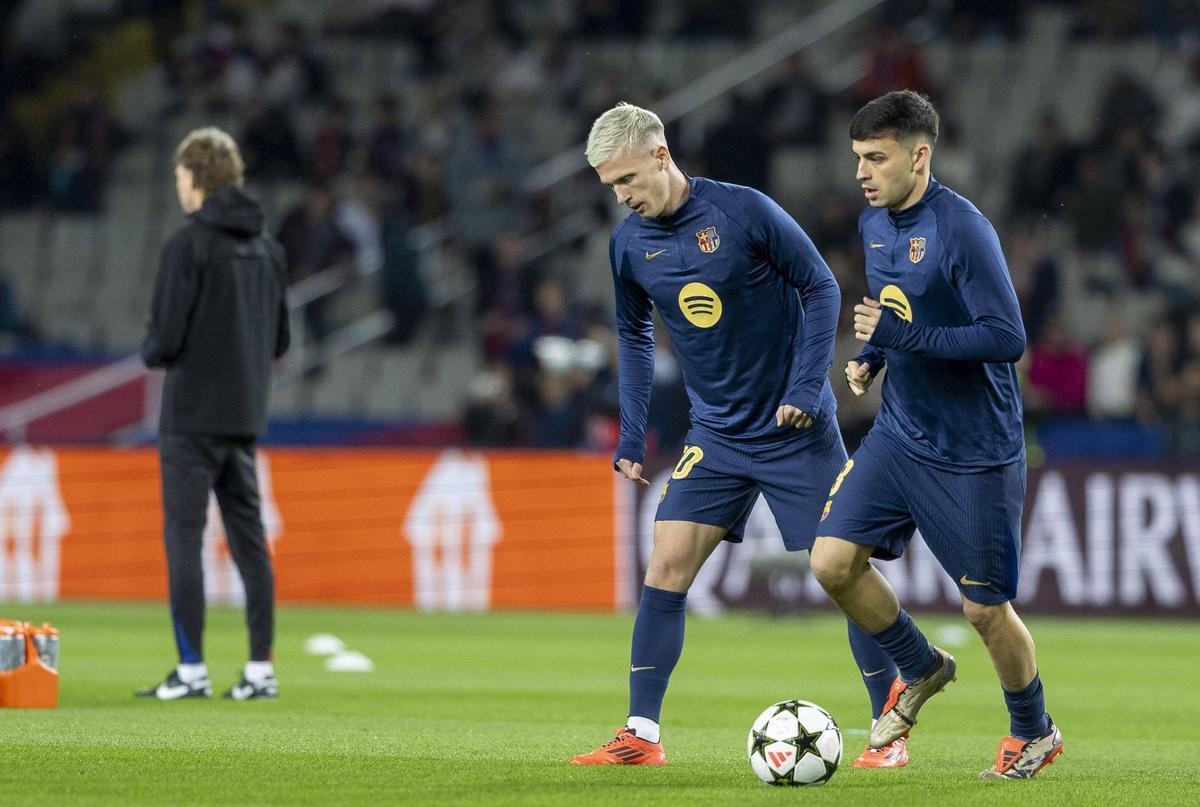Pedri y Olmo, durante el calentamiento del partido ante el Brest.