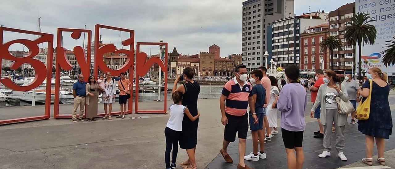 Turistas haciendo cola para sacarse una foto delante de las “Letronas”, junto a los Jardines de la Reina. | Á. G.