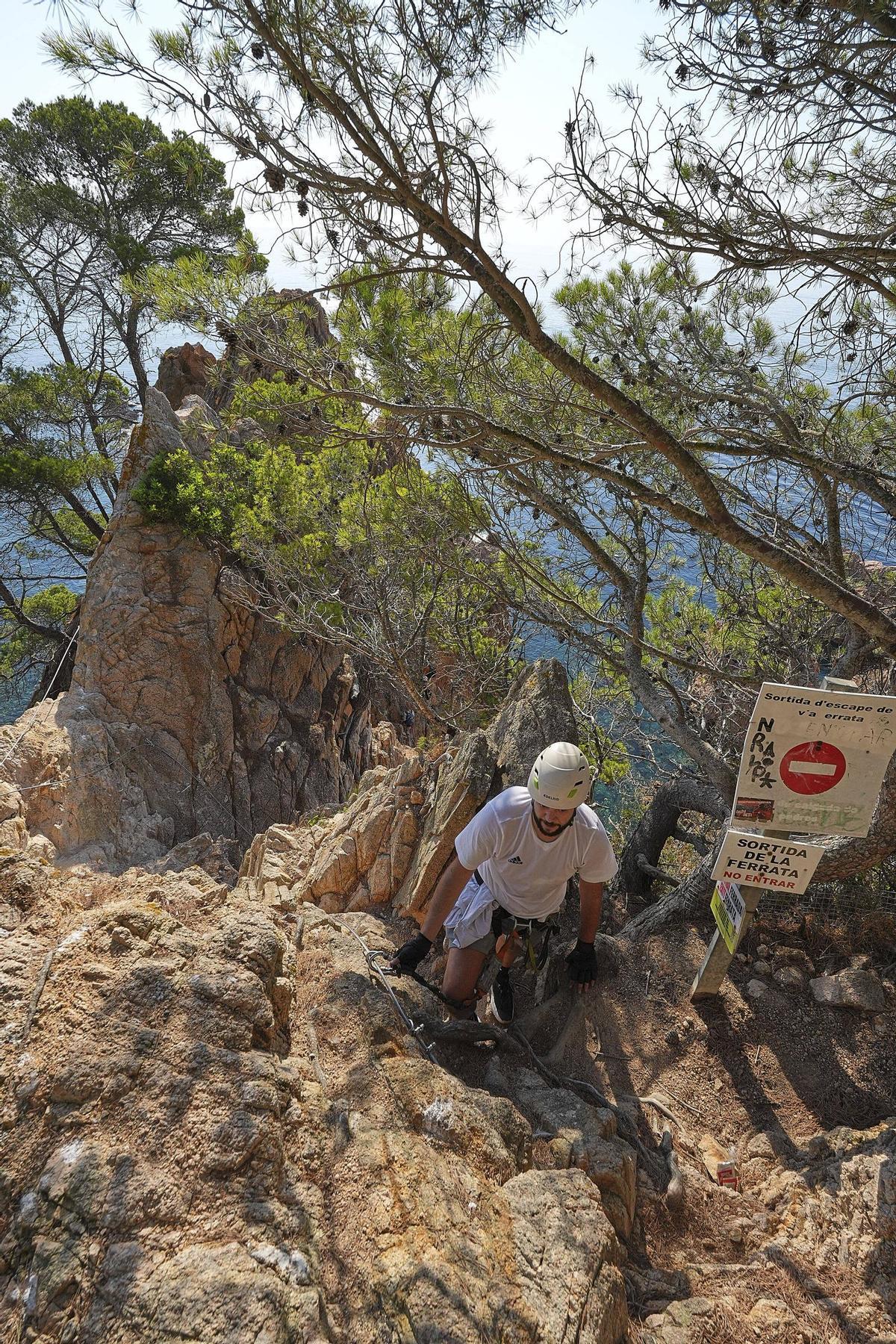 Les imatges de la via ferrada de la Cala del Molí que hauran de desmantellar Les imatges de la via ferrada de la Cala del Molí que hauran de desmantellar