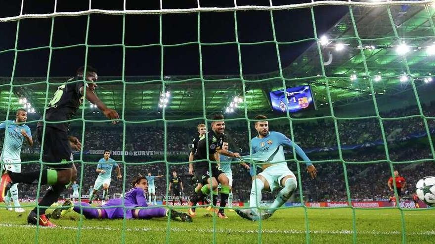 Piqué marca un gol en el partido del Barcelona ante el Borussia Mönchengladbach en Alemania.