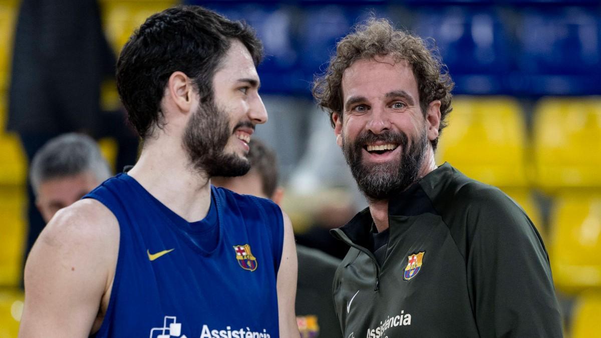 Roger Grimau, junto a Álex Abrines en un entrenamiento del Barça