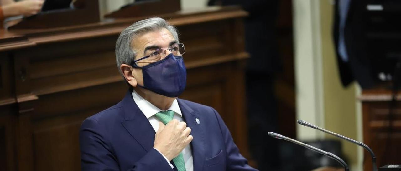 El vicepresidente del Gobierno de Canarias y consejero de Hacienda, Román Rodríguez, en el debate de primera lectura de los presupuestos de 2022.