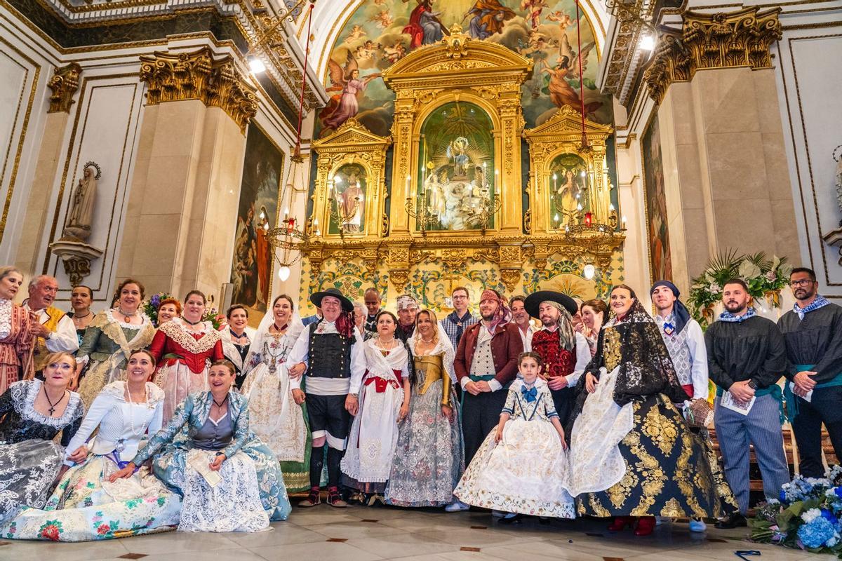 Más de 4000 personas participan en la Ofrenda Floral a la patrona con la que La Vila celebra el milagro de las Lágrimas de Santa Marta el 8 de mayo de 1653
