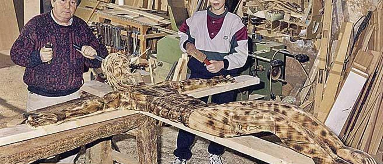 JosÃ© Luis de la Fuente de la Cruz tallando el Cristo en 1997 en el taller de un amigo.