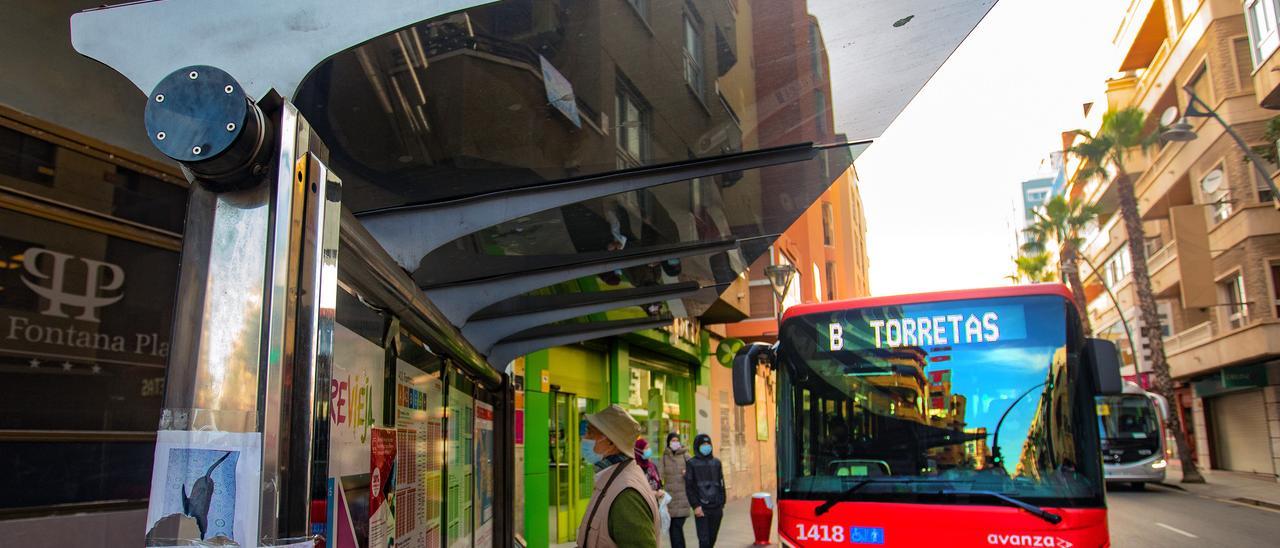 Parada de autobús urbano en el centro de Torrevieja