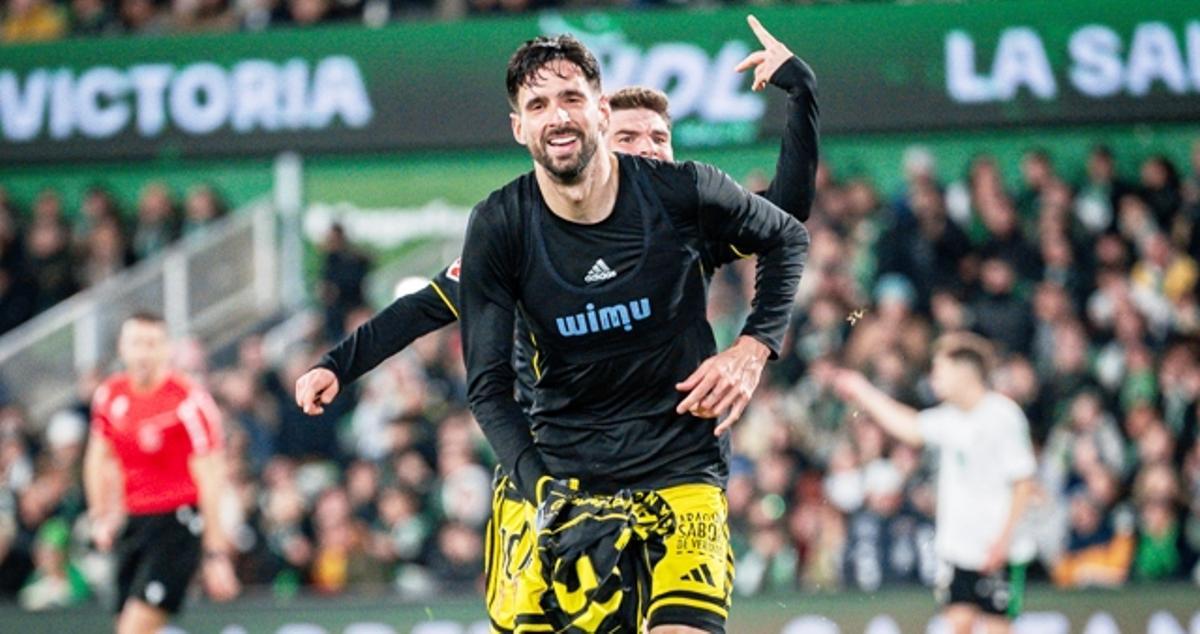 Kenan Kodro celebra uno de sus goles en Santander ante el Racing