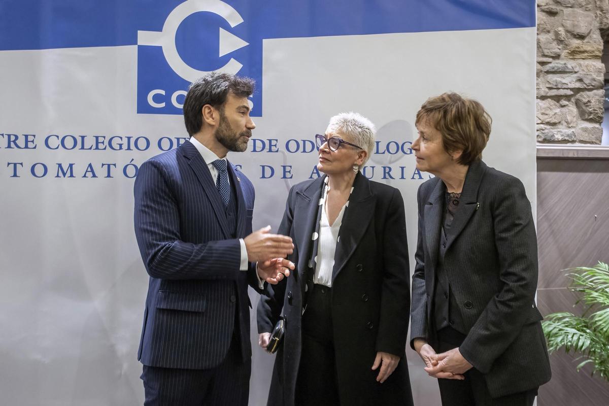 Jesús Frieyro, presidente del Colegio, con la consejera de Salud, Conchita Saavedra, y la alcaldesa de Gijón, Carmen Moriyón.