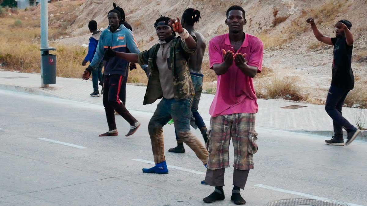 Cerca de 300 inmigrantes entran en Melilla tras saltar la valla