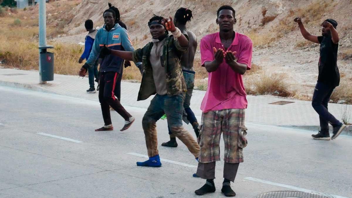 Almenys 300 immigrants subsaharians entren a Melilla saltant la tanca