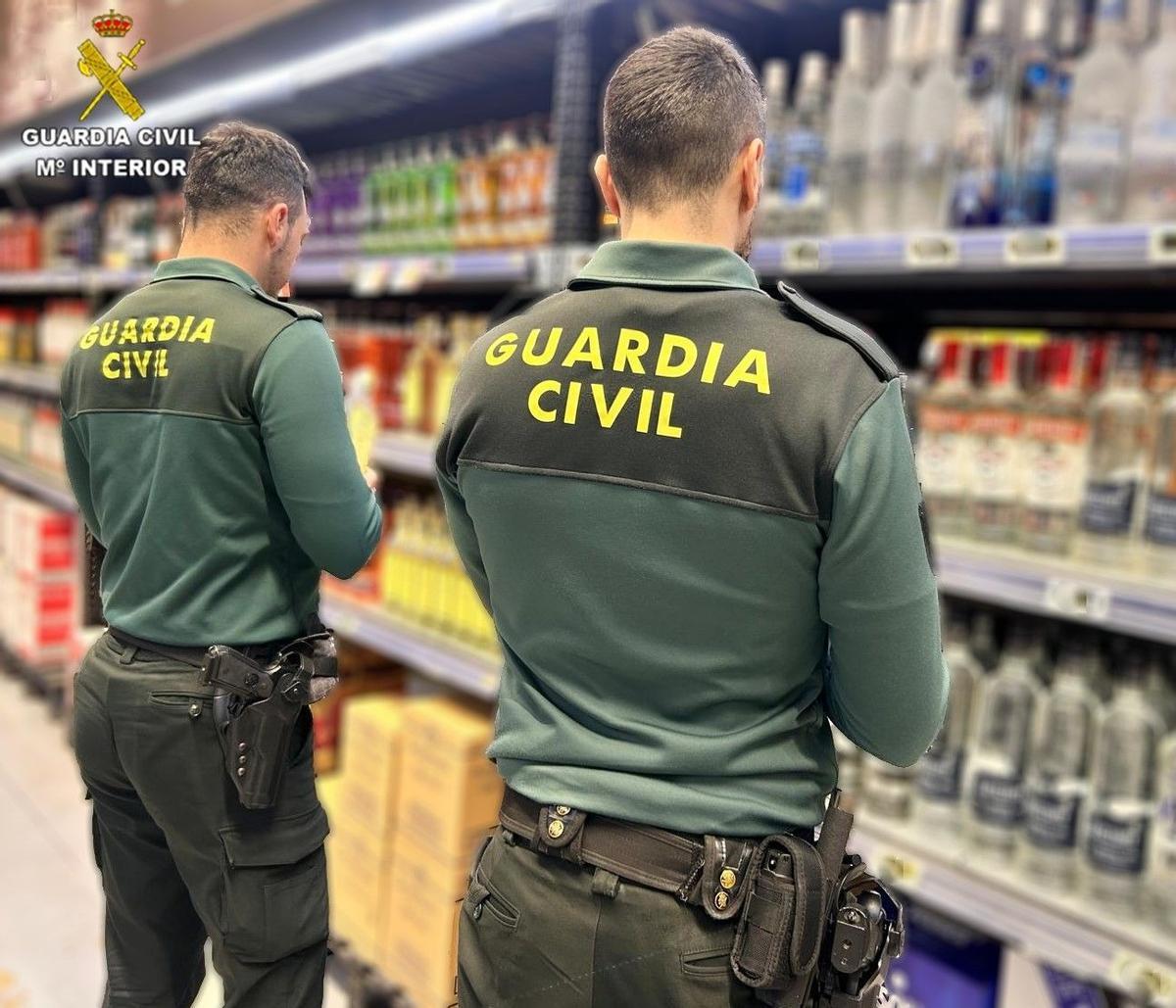 Imagen de la Guardia Civil inspeccionando el local denunciado.