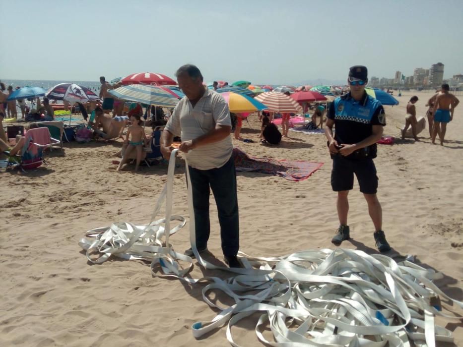 Bala de paja hallada en la playa de Gandia