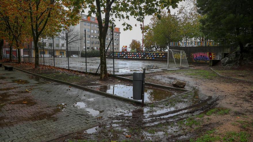 Los vecinos de O Piñeiriño se quejan al Partido Popular del estado de sus parques