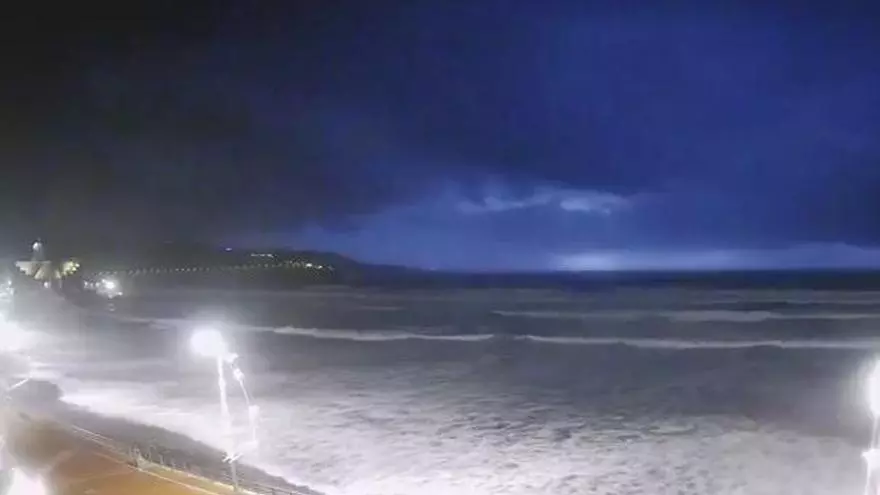 Los rayos de la borrasca Emilia, desde la playa de Las Canteras