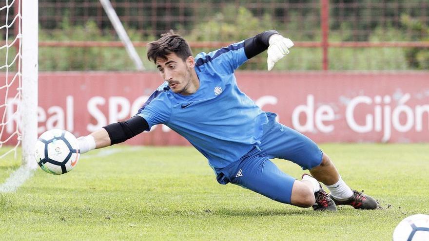 Diego Mariño hace una parada en un entrenamiento.