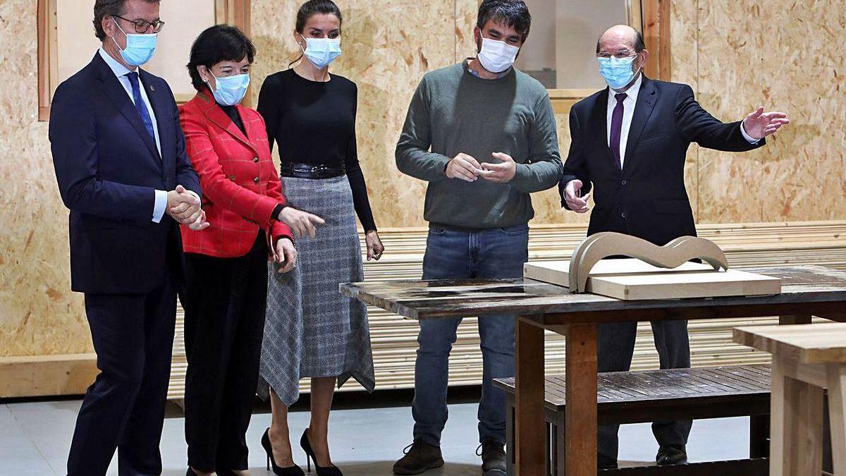 Feijóo, Celáa y doña Letizia, junto a los responsables del centro de FP de Santiago.