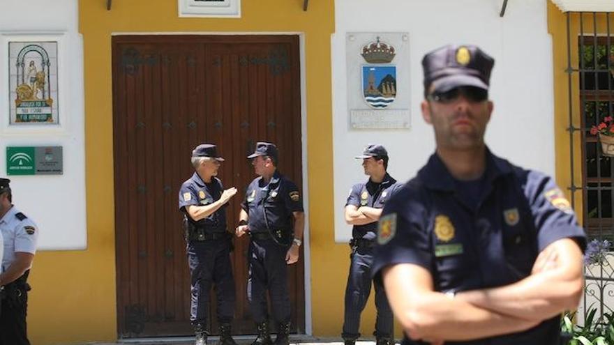 La policía, en el registro del Ayuntamiento de Estepona en junio de 2008.