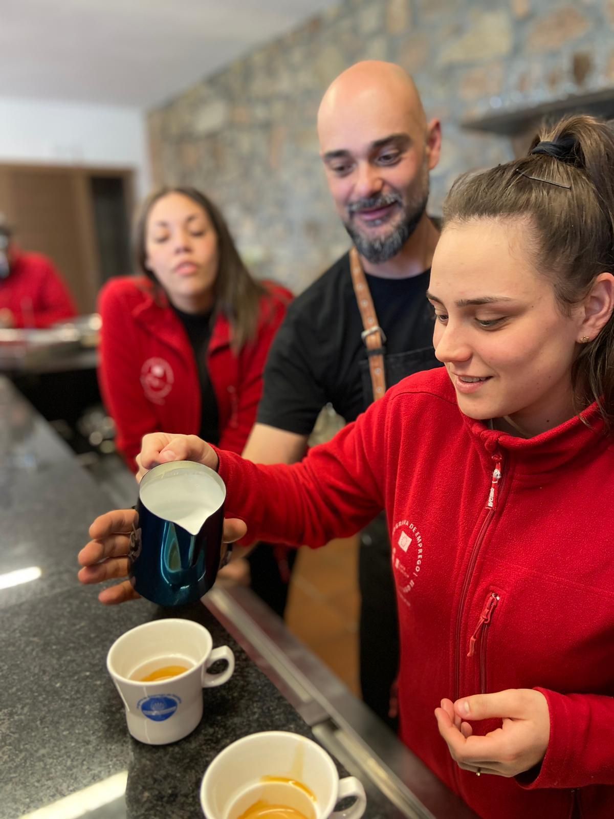 Aprender a servir el mejor café también fue materia de estudio.