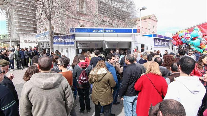 Colas para comprar tíquets del Mesón de la Tapa y la Cerveza