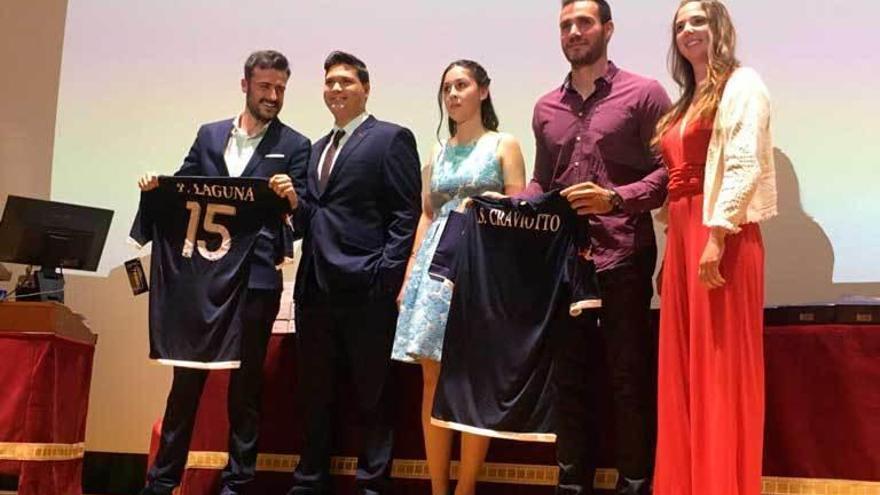 Saúl Craviotto, segundo por la derecha, posa junto al presentador del acto, Pedro Laguna, a la izquierda, y alumnos del colegio Loyola.