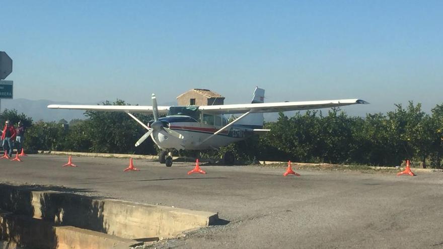 Una avioneta fumigadora realiza un aterrizaje de emergencia en Borriana