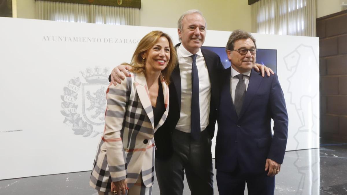 Chueca, Azcón y Sanllehí, este viernes en el salón de recepciones del Ayuntamiento de Zaragoza.