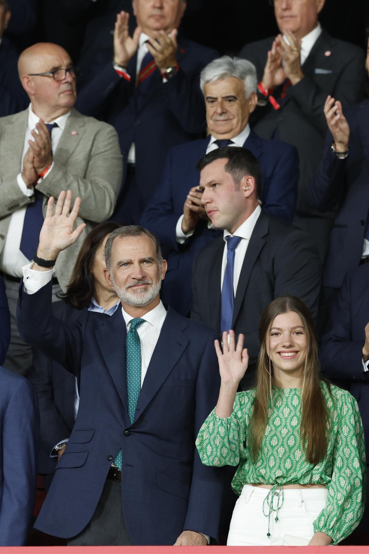SEVILLA, 06/05/2023.- El Rey Felipe VI (i) acompañado por la infanta Sofía (d) en el palco de honor durante el partido final de la Copa del Rey que disputan hoy sábado Real Madrid y Osasuna en el estadio de La Cartuja de Sevilla. EFE/ Julio Munoz