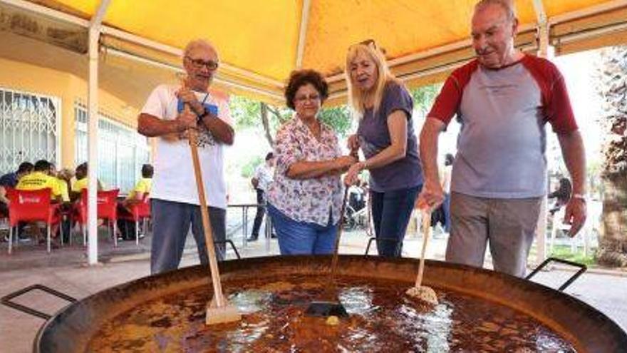 ocinando arroz de matanzas parta 300 personas en una gran paella.