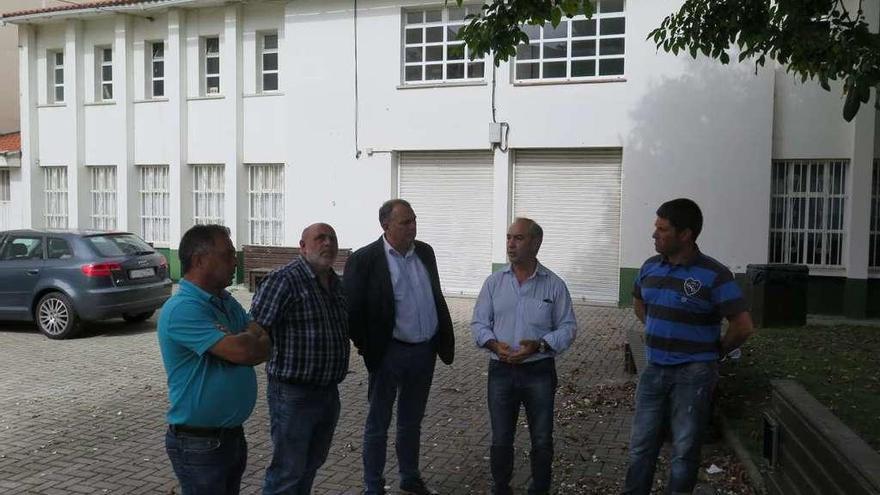 Al fondo, la escuela unitaria de Santa Lucía, y delante el alcalde, ediles y empresarios, ayer en el replanteo.