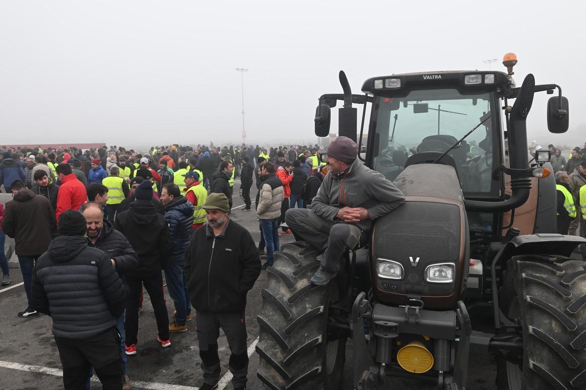 Agricultores catalanes protestan en Fondarella, en el Pla dUrgell (Lleida)