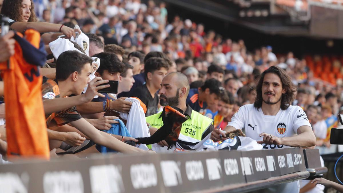 'Cavanimanía': Locura de la afición para dar la bienvenida a los fichajes del Valencia