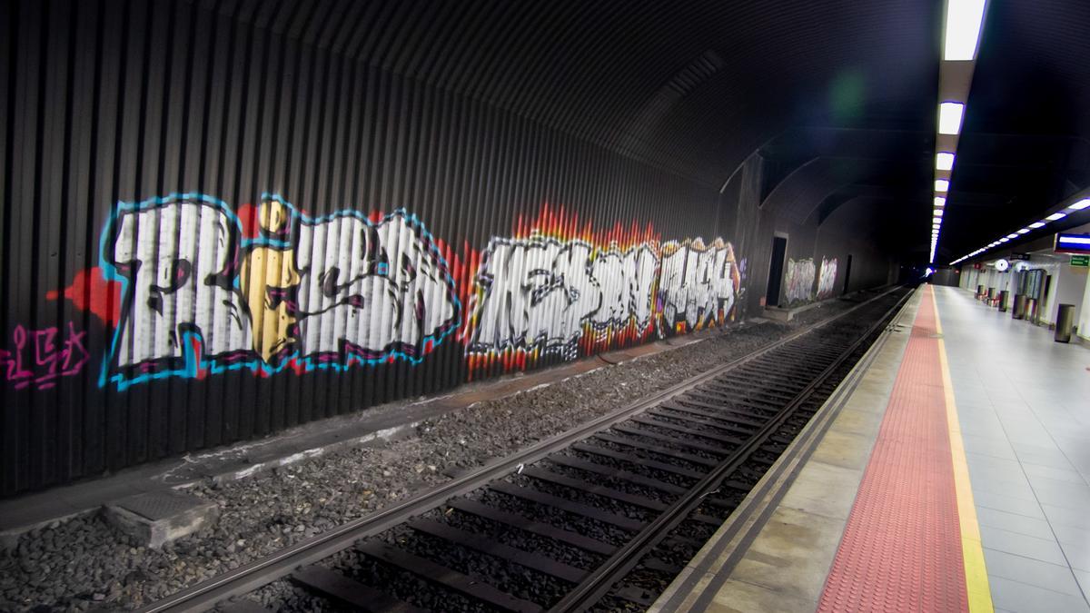 La pintada en el túnel del ferrocarril por la que han sido detenidos cuatro jóvenes en Elche