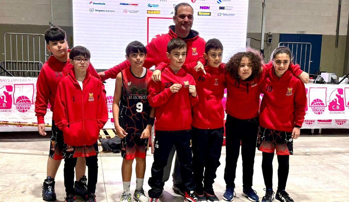 Álex Fernández posa con sus pupilos, ayer, en la Vilagarcía Basket Cup-Helena Mariño. | CEDIDA