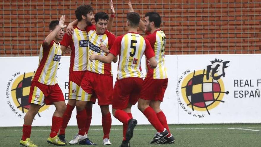 Los jugadores del Alertanavia celebran un gol de esta temporada. // José Lores