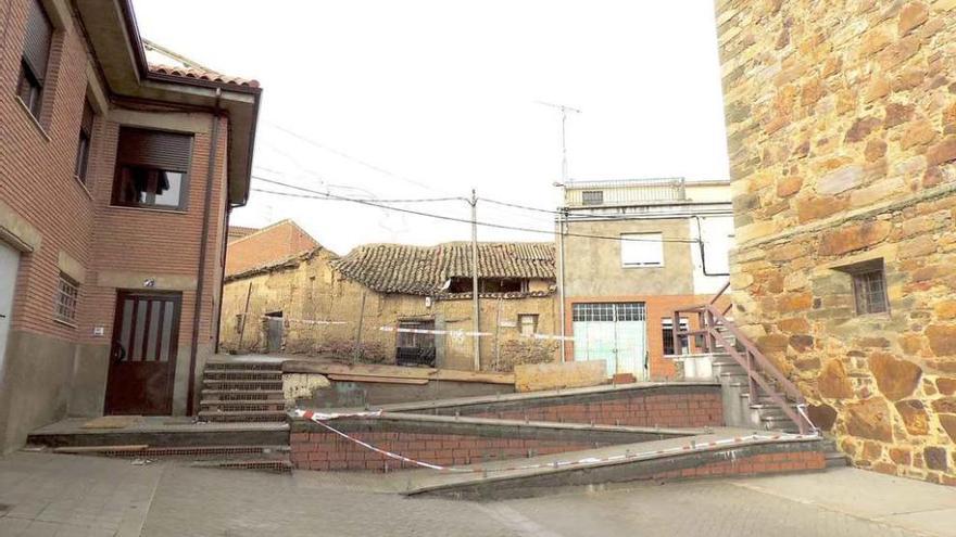 Estado actual de las rampas de acceso a la plaza de la iglesia de Manganeses de la Polvorosa.