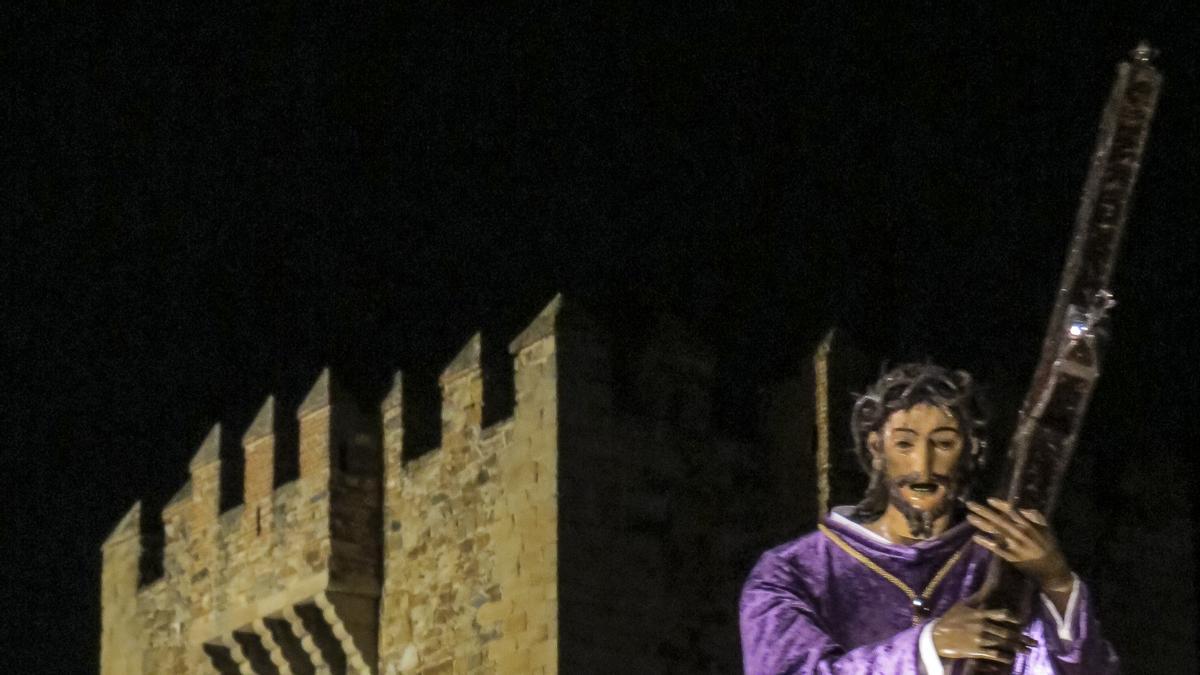 Imagen de Jesús Nazareno, en su última procesión por la plaza Mayor de Cáceres.