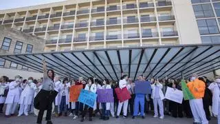 El comité de empresa del hospital pide el cese de la gerente y evalúa una huelga