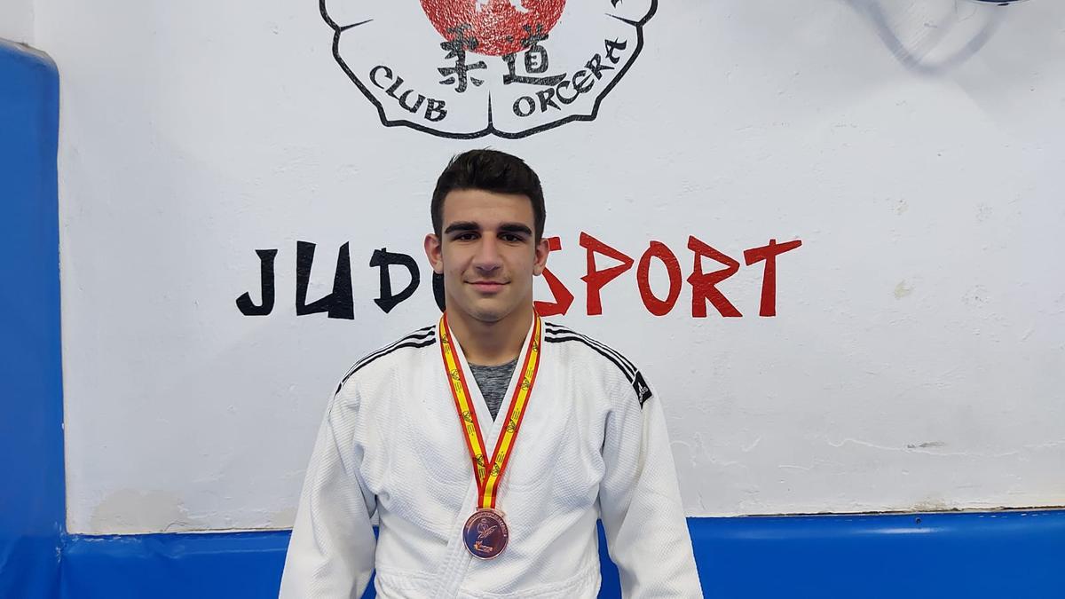 Beka Mezvrishvili, con la medalla de bronce conquistada en el Campeonato de España cadete de judo.