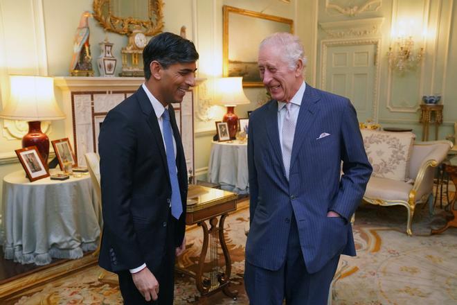 El buen humor del rey Carlos III en su reunión con el primer ministro Rishi Sunak