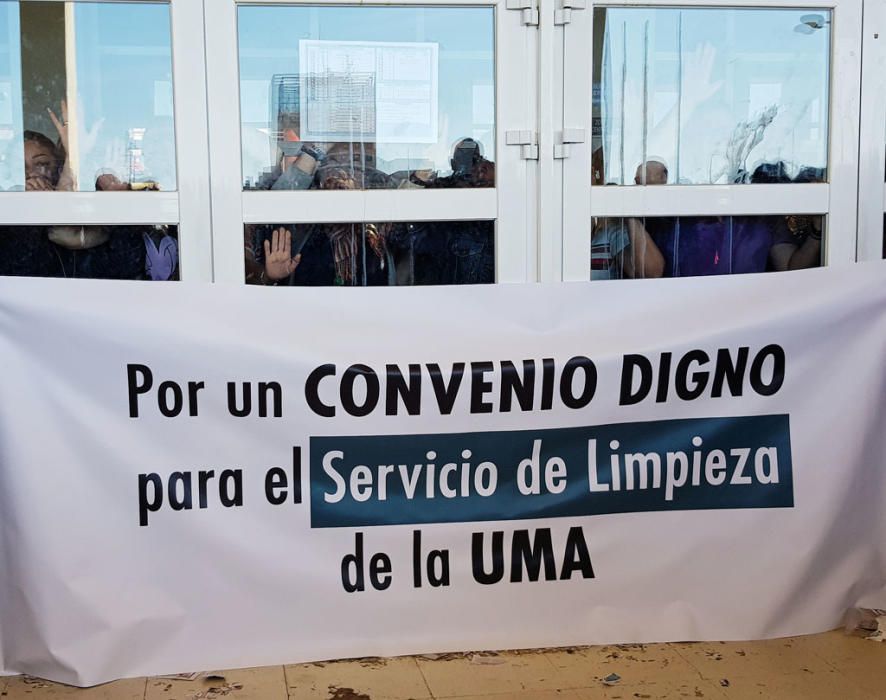 El encierro del personal de limpieza en la Facultad de Derecho de la Universidad de Málaga llega a su tercer día. La basura de los centros sigue acumulándose, pero las empresas, los trabajadores y la institución académica todavía no han llegado a un acuerdo. Este miércoles se ha vuelto a repetir la concentración de otros limpiadores a las puertas del edificio