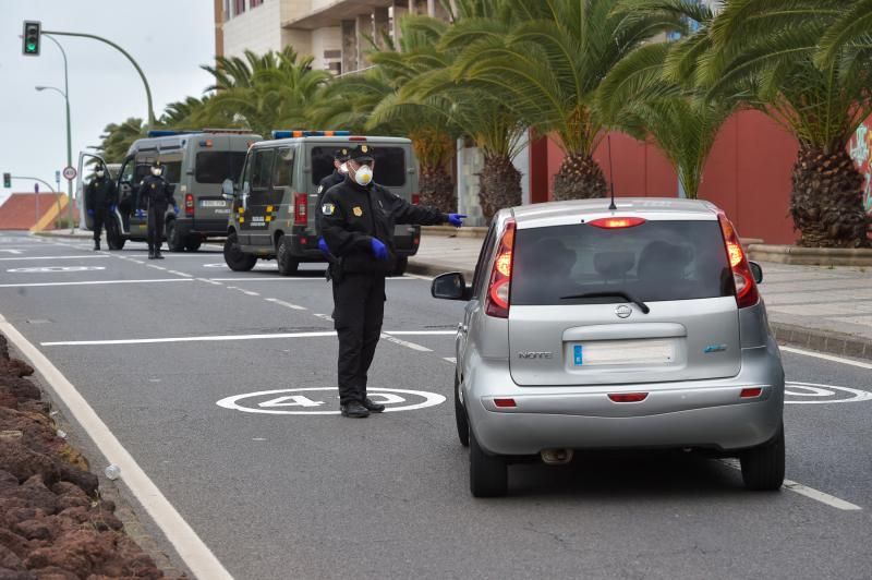 24-03-2020 LAS PALMAS DE GRAN CANARIA. La Policía Local realiza controles por la cuarentena del Covid-19. Fotógrafo: ANDRES CRUZ  | 24/03/2020 | Fotógrafo: Andrés Cruz