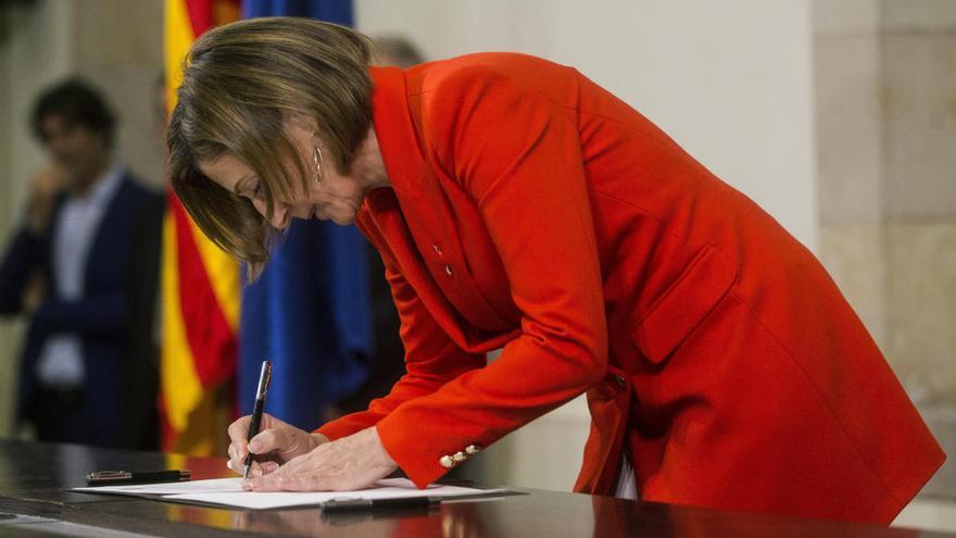 Forcadell firma el documento sobre la independencia de Cataluña.