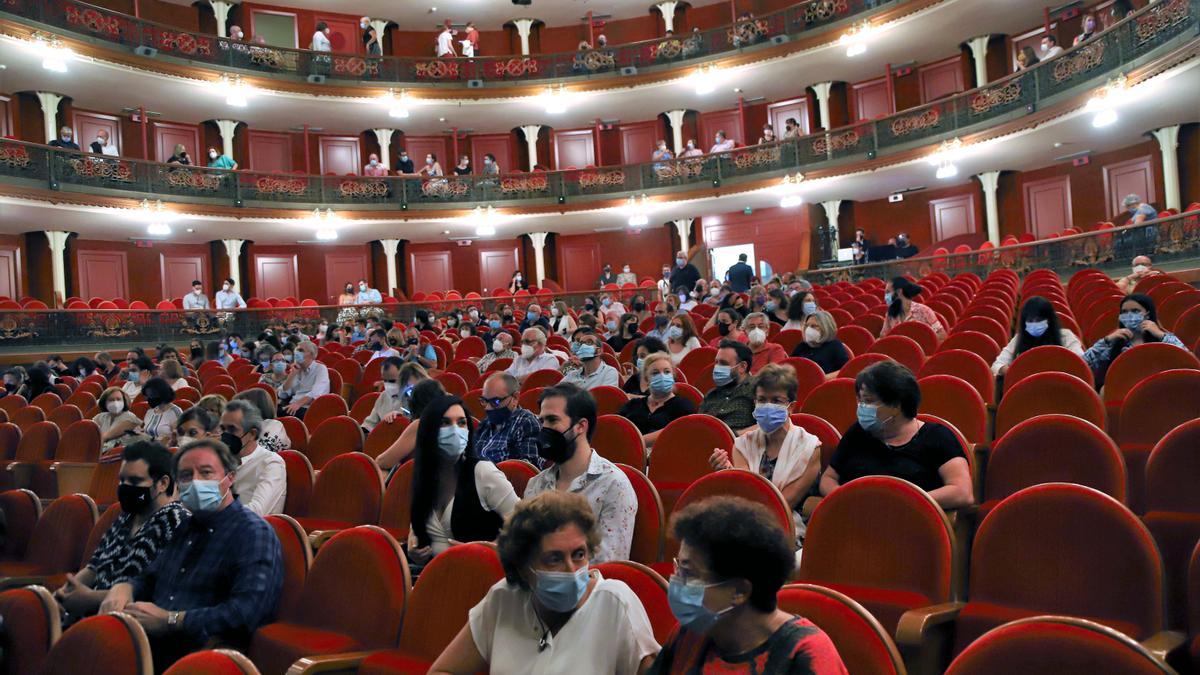 Aspecto del patio de butacas del Gran Teatro, durante la representación de este viernes.