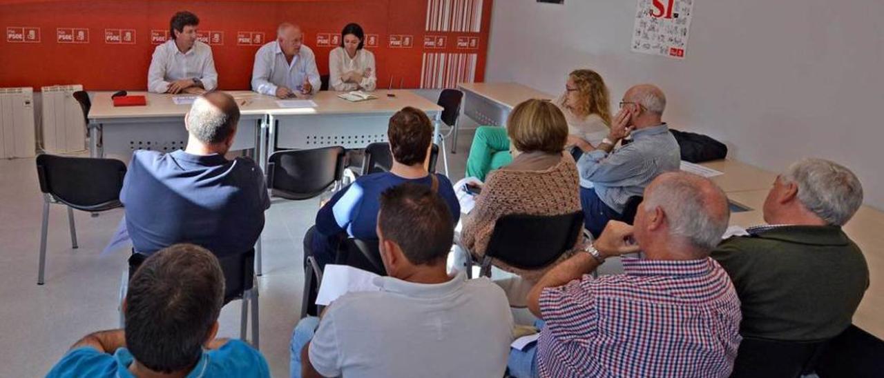 Representantes de las agrupaciones socialistas de la comarca, ayer, reunidos en Morcín.