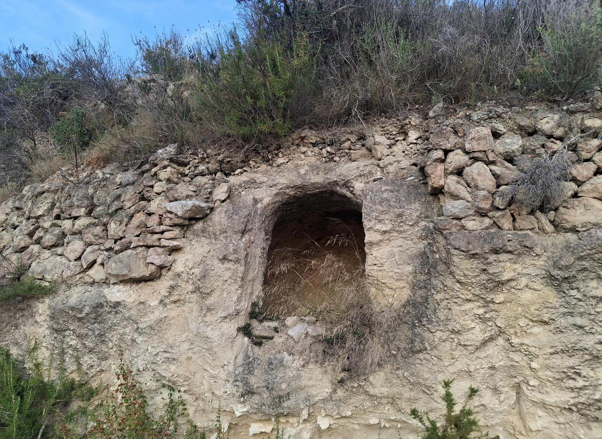 Un horno tradicional abierto en el muro de "pedra seca"