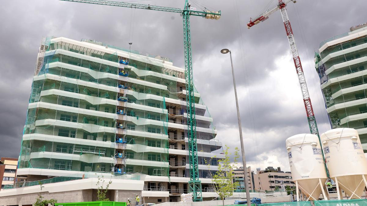 Edificación de viviendas, a 20 de junio de 2024, en Tres Cantos, Madrid (España)