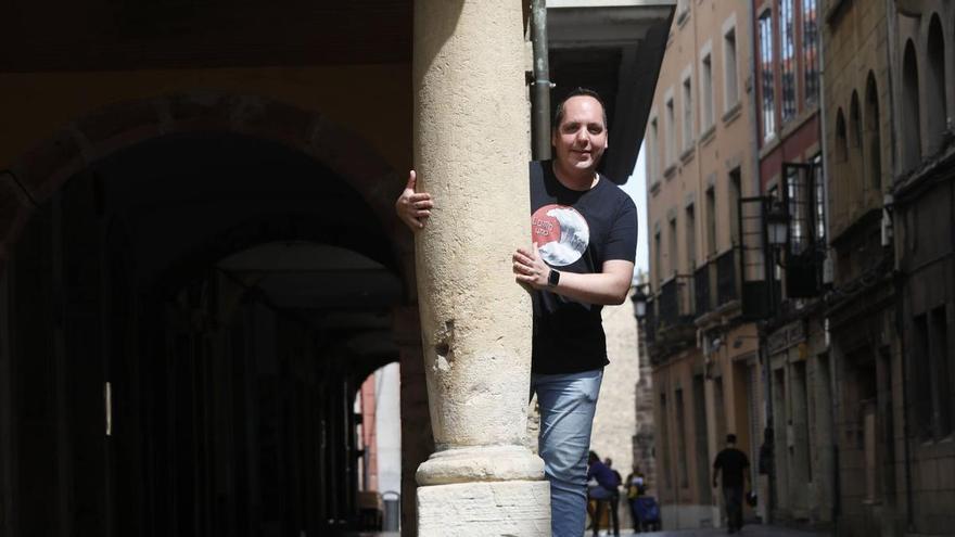 Carlos Galán, director del conservatorio Julián Orbón: "En el mercado medieval vendería instrumentos musicales para hacer ruido en estos días de fiesta"