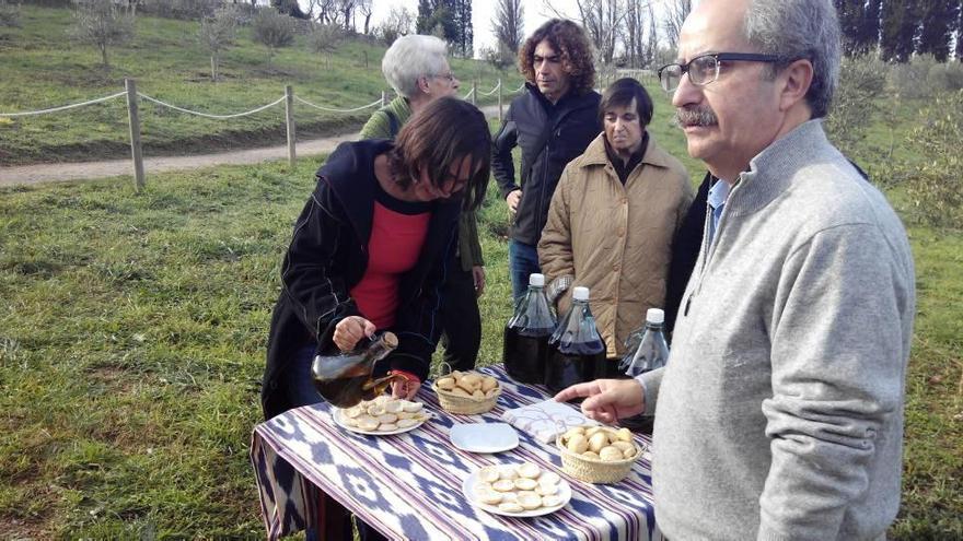 Responsables del parque del Serral y el edil Àngel Garcia ofrecieron ayer una degustación.