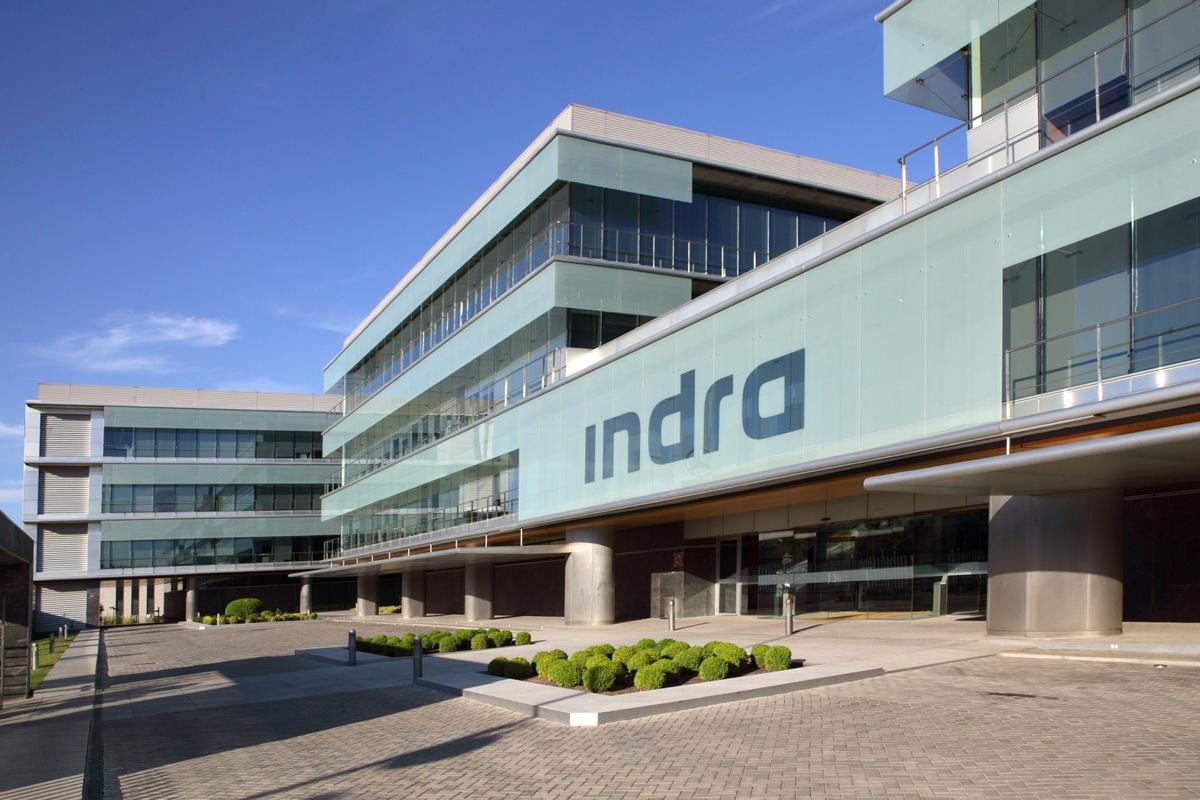 Archivo - Fachada del edificio de la compañía Indra en Madrid