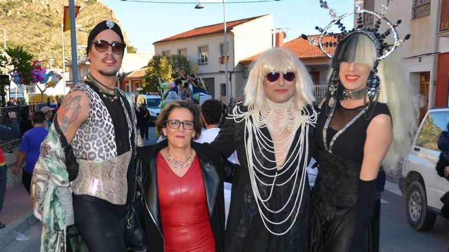 Tradicional desfile de carrozas para continuar con las fiestas patronales a San Sebastián