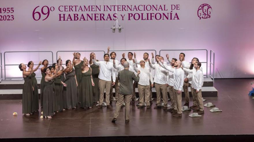 Esamble Vocal Macondo de Colombia, sobre el escenario. | JOAQUÍN CARRIÓN